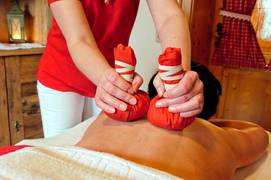 Entspannende Kräuterstempelmassage